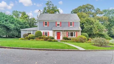 6 Larch Dr, Great Neck, NY 11021