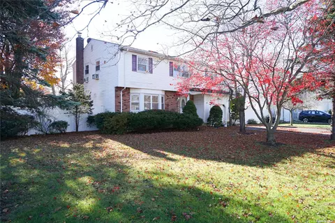 736 3rd St, Ronkonkoma, NY 11779