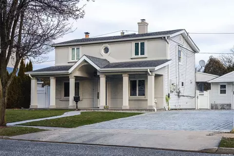 11 Farm Ln, Levittown, NY 11756
