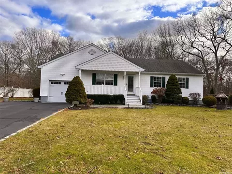 68 E Greentree Dr, Medford, NY 11763
