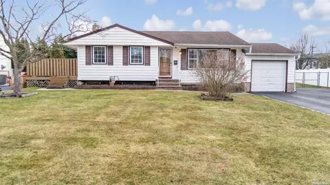 6 E Cameo Rd, Commack, NY 11725