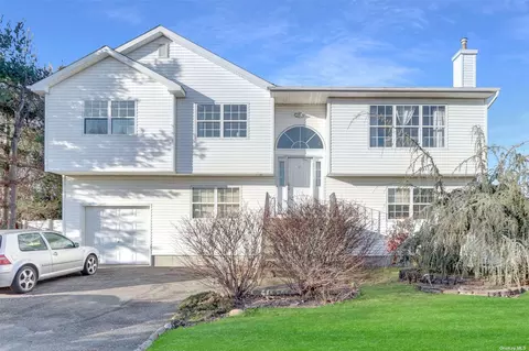 33 Clifton St, Farmingdale, NY 11735