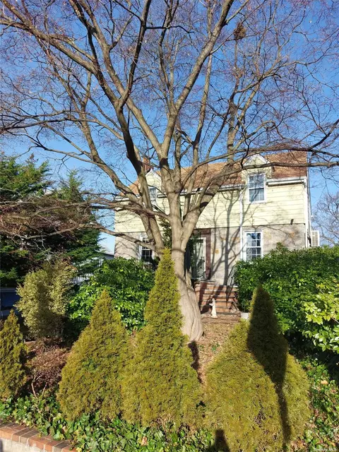211-11 34th Rd, Bayside, NY 11361