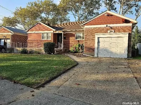 5 Cripps Ln, Valley Stream, NY 11581