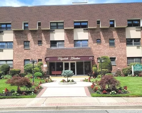 25 Elizabeth St #3M, Farmingdale, NY 11735