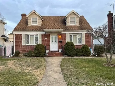 161 Colonial Ave, Williston Park, NY 11596