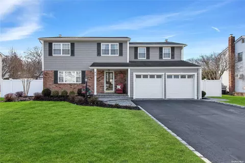 8 Sherry Ln, Hauppauge, NY 11788