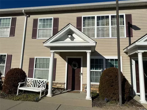 155 Wildwood Cir #155, Holtsville, NY 11742