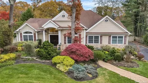 58 Farmington Ln, Melville, NY 11747