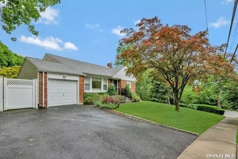 24 Hill Dr, Oyster Bay, NY 11771