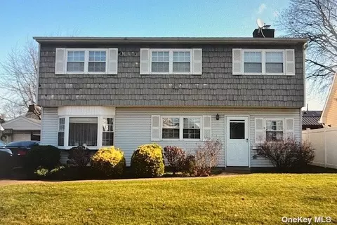 30 Arlington St, Westbury, NY 11590