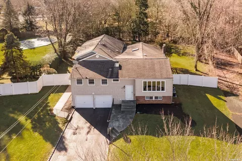 9 Newbrook Ln, East Northport, NY 11731