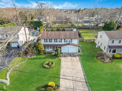 139 Bridle Way, Oakdale, NY 11769