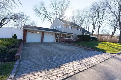31 Newark St, Lindenhurst, NY 11757
