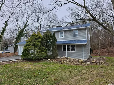 102 Patchogue Dr, Rocky Point, NY 11778