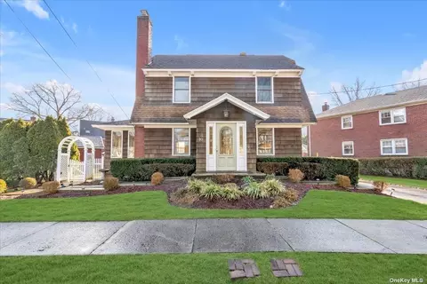 10 Crocus Ave, Floral Park, NY 11001