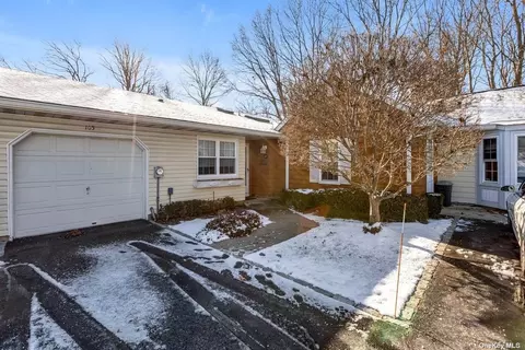 105 Revere Dr #105, Sayville, NY 11782