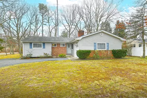 2 Butterfly Dr, Hauppauge, NY 11788
