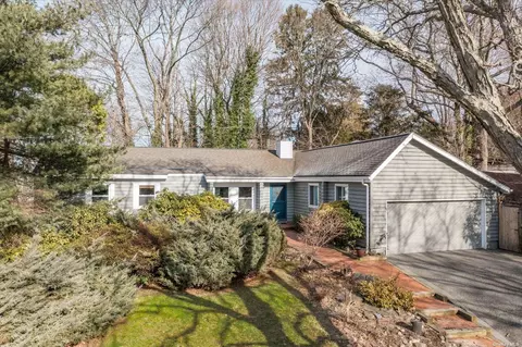 8 Cardinal Ct, Huntington, NY 11743