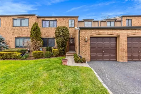 97 Windsor Gate Dr #97, New Hyde Park, NY 11040