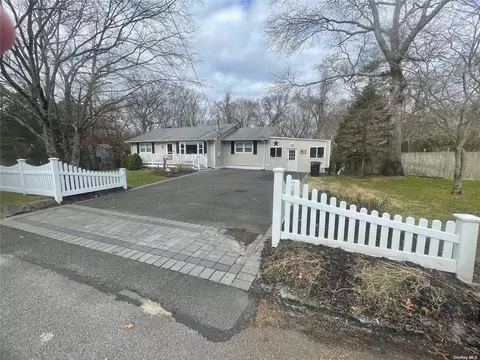 21 Karls Rd, Yaphank, NY 11980