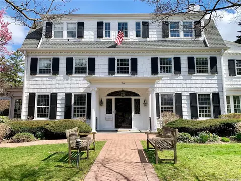 30 Brookside Dr, Manhasset, NY 11030