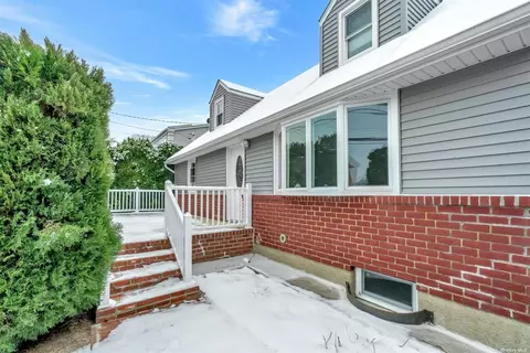 94 Pollok Pl, Hicksville, NY 11801