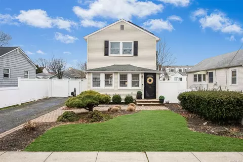 73 E Minerva Rd, Lindenhurst, NY 11757