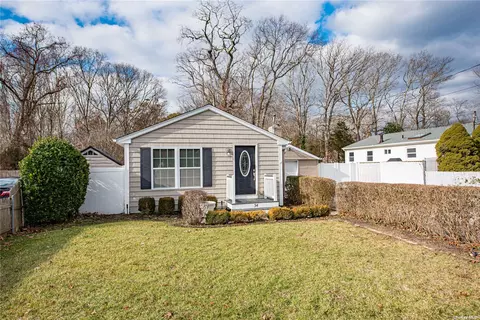 34 Juniper Ave, Patchogue, NY 11772