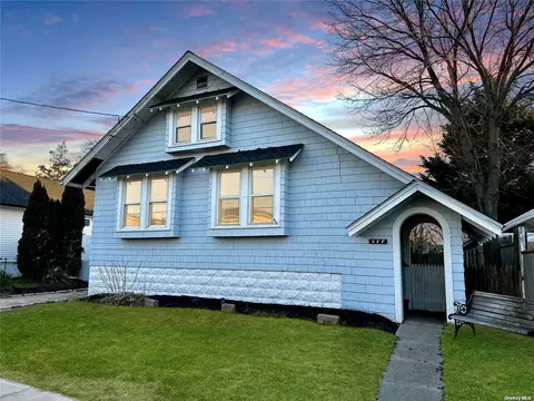 528 Hickory St, Lindenhurst, NY 11757