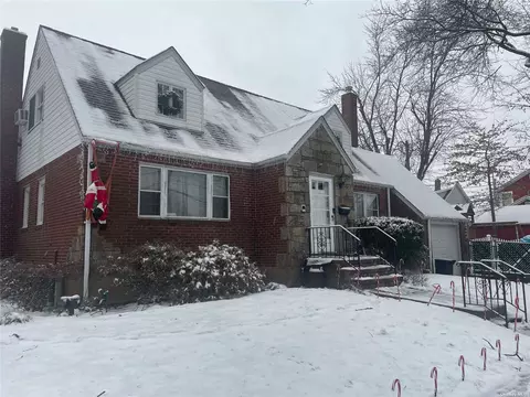 30 Hanover St, Floral Park, NY 11001