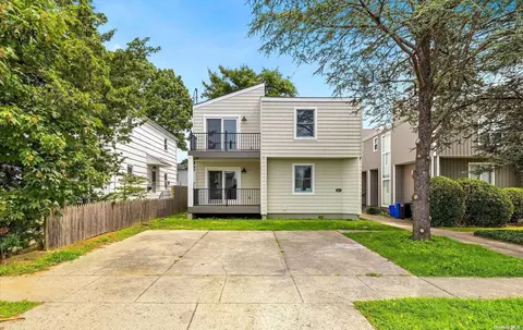 14 Dunwood Rd, Port Washington, NY 11050