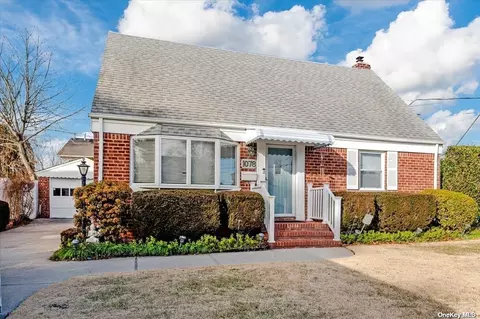 1078 North Dr, Merrick, NY 11566