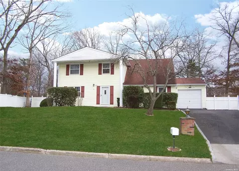 11 Shenandoah Blvd, Coram, NY 11727