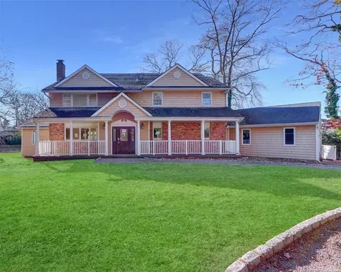 10 Miami Rd, Oakdale, NY 11769