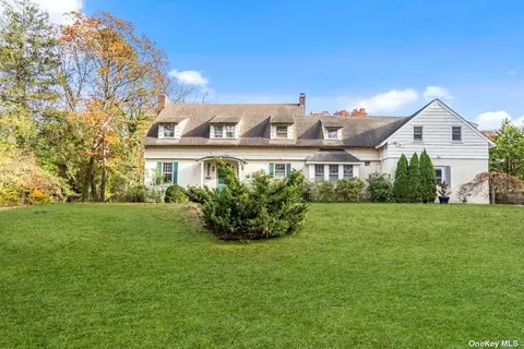 95 Village Ln, Hauppauge, NY 11788
