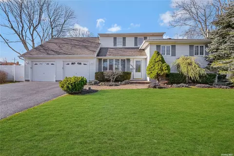 736 Milligan Ln, West Islip, NY 11795