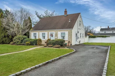32 Curve Ln, Levittown, NY 11756