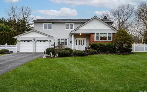 17 Gardiner Pl, Huntington Station, NY 11746