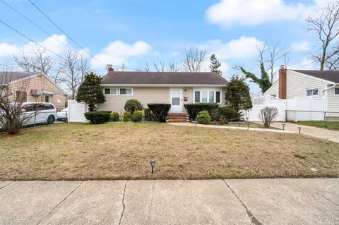 31 Benjoe Dr, Amityville, NY 11701