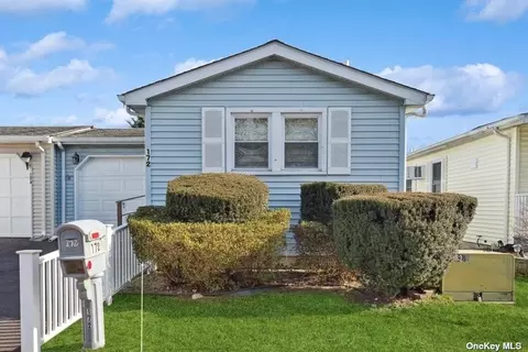 172 Village Cir W #172, Manorville, NY 11949