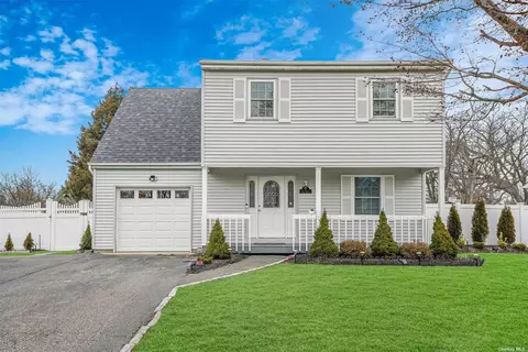 4 Oak St, Central Islip, NY 11722