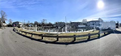 812 W Bay Dr, West Islip, NY 11795