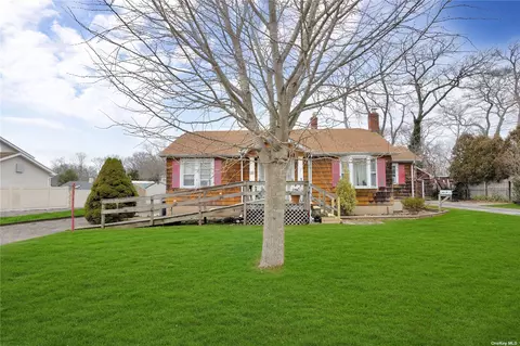22 6th Ave, Kings Park, NY 11754