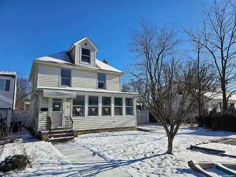 59 E Neck Ct, West Babylon, NY 11704