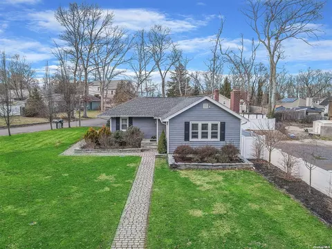 15 Narcissus Rd, Rocky Point, NY 11778