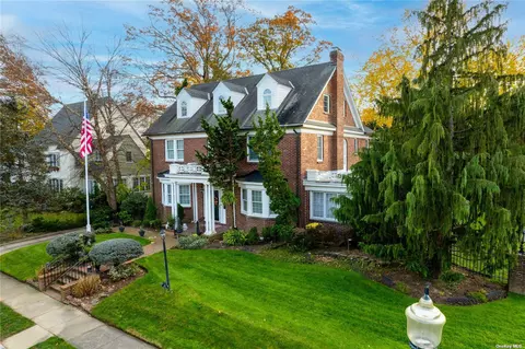34 Dorchester Rd, Rockville Centre, NY 11570