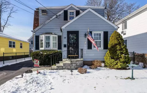 39 Cottonwood Rd, Port Washington, NY 11050