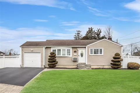 39 Chestnut Dr, Bay Shore, NY 11706