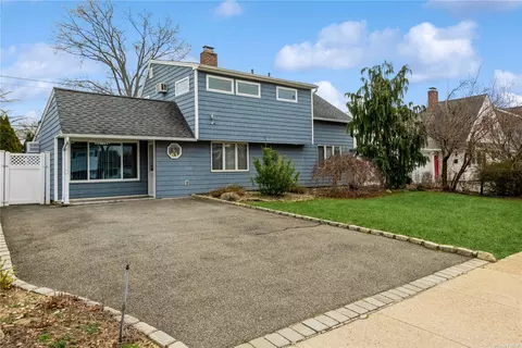 63 Chimney Ln, Levittown, NY 11756